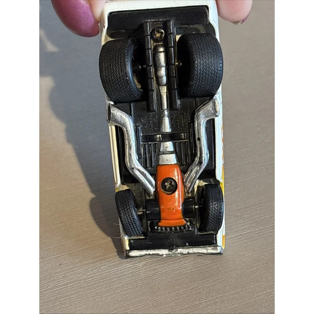 Muscle Machines 1968 Dodge Dart HEMI 1:64 White With Orange Flames